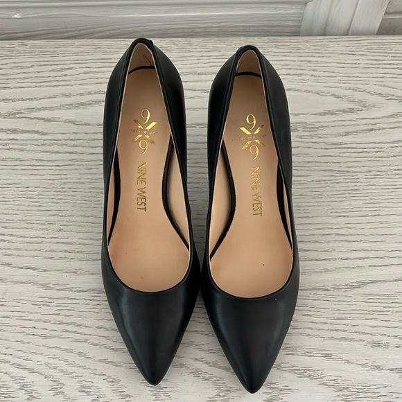 Worn only once! Nine West matte black leather pumps - Picture 1 of 4
